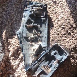 Distressed boyfriend fit jeans 👖
